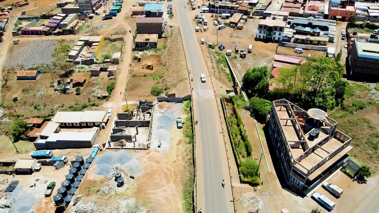 케냐의 시골 마을에서 킬리만자로가 배경입니다.