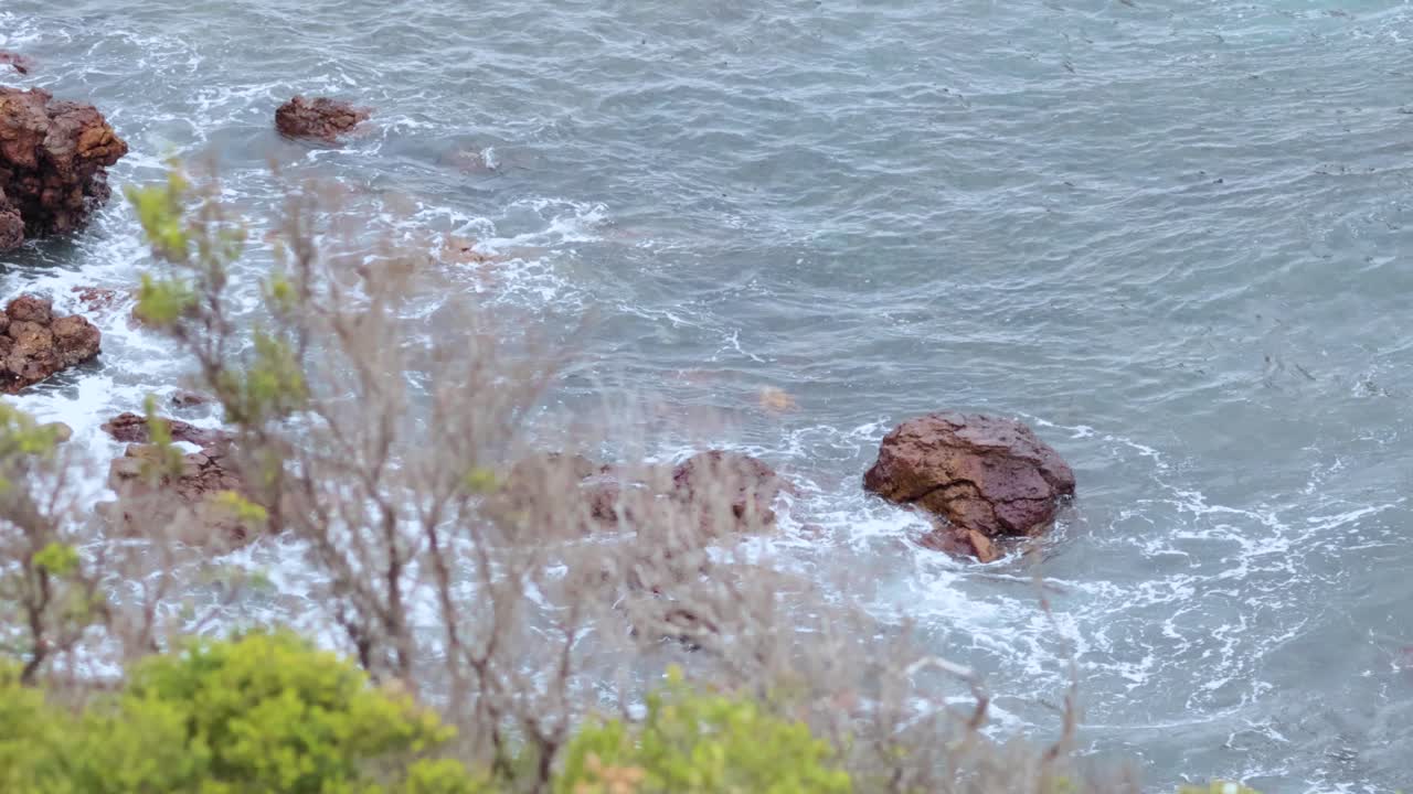 큰 바다 도로를 따라 바위에 부히는 파도