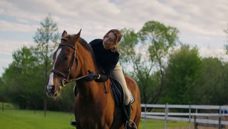 mujer montando un caballo en un campo