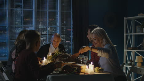 family thanksgiving dinner at home