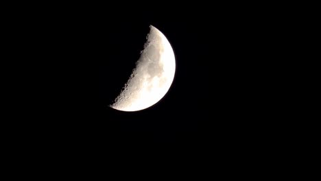 Primer-Plano-De-Un-Cuarto-De-Luna-Descendiendo-En-La-Pantalla-Por-La-Noche