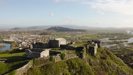 Ruinen-Und-Mauern-Der-Alten-Burg-Shkoder-Auf-Einem-Hügel-über-Dem-Flusstal-In-Albanien-Am-Sonnigen-Tag