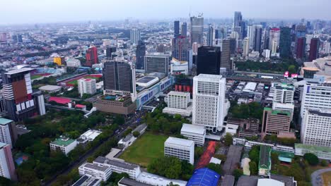 Edificios-De-Gran-Altura-Y-Monumentos-En-El-Distrito-De-Pathumwan-En-Bangkok,-Tailandia