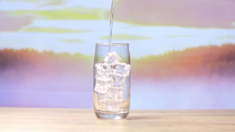 agua helada en un vaso