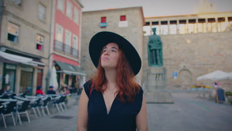 la chica explora y mira a su alrededor en la plaza dom en viseu