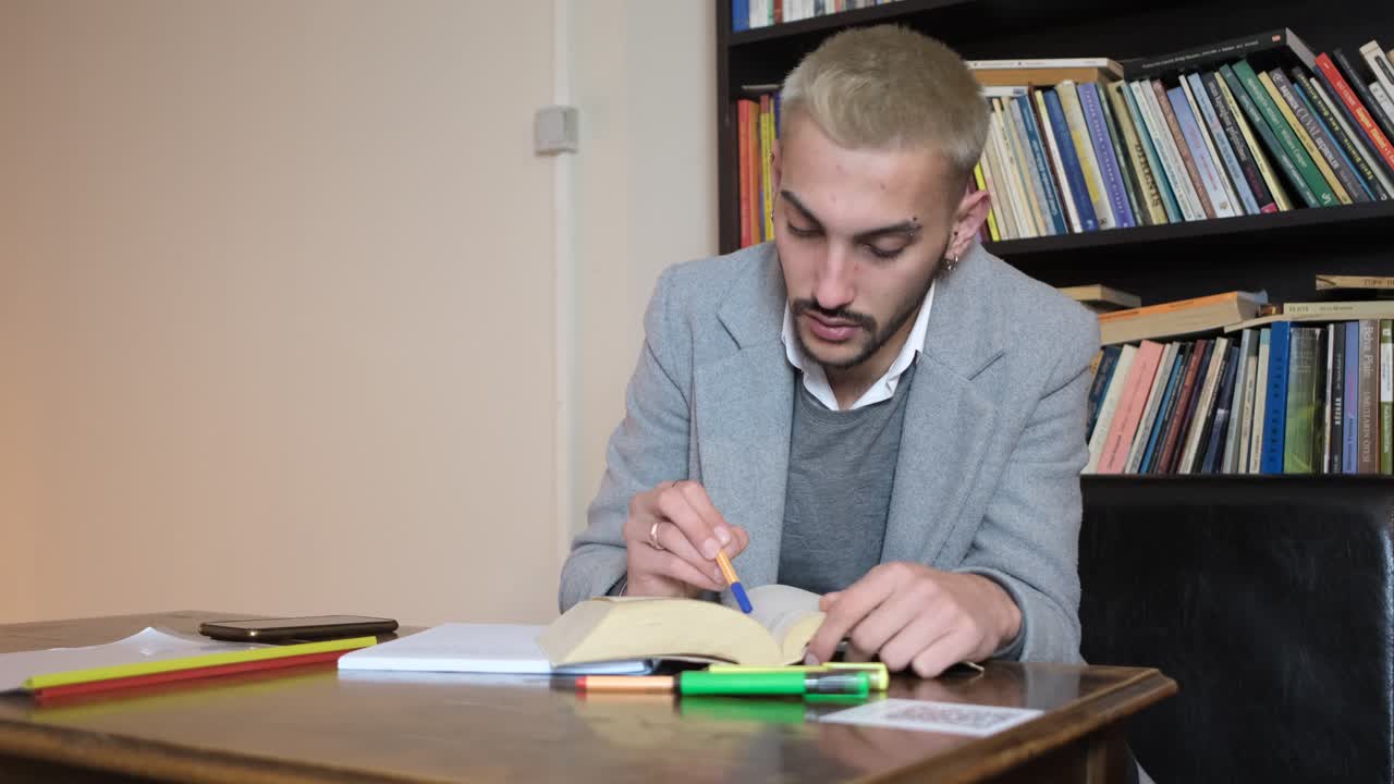 leer un libro grueso