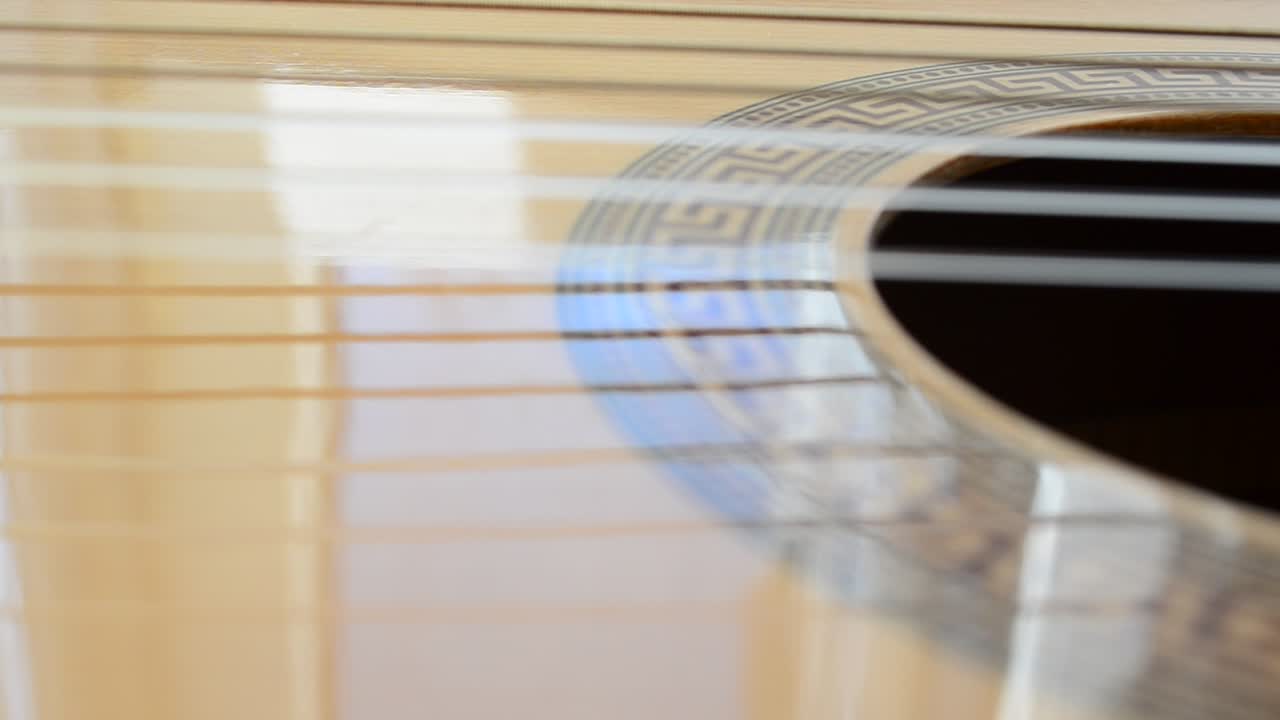 Scatto di una chitarra. Corde di chitarra e chitarra