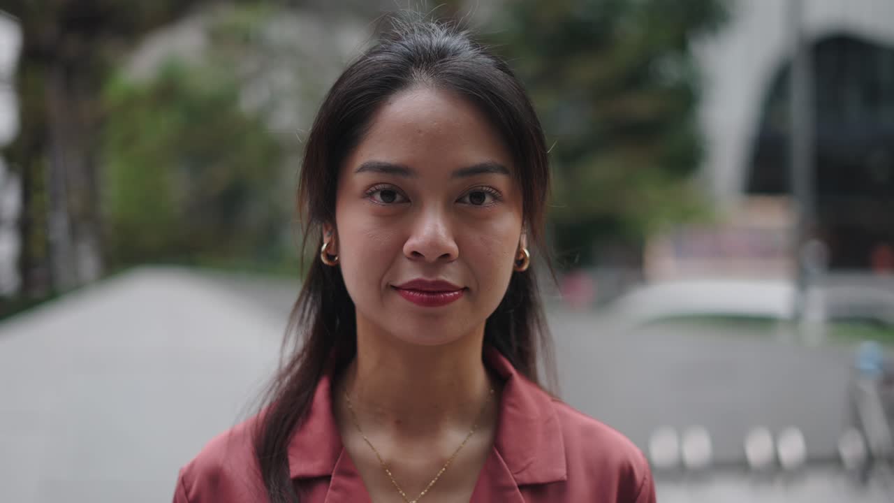 웃는 아시아 여성의 초상화