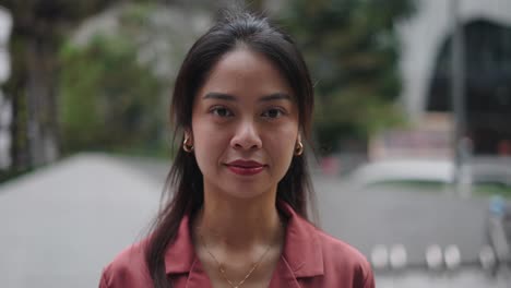 retrato de una mujer asiática sonriente