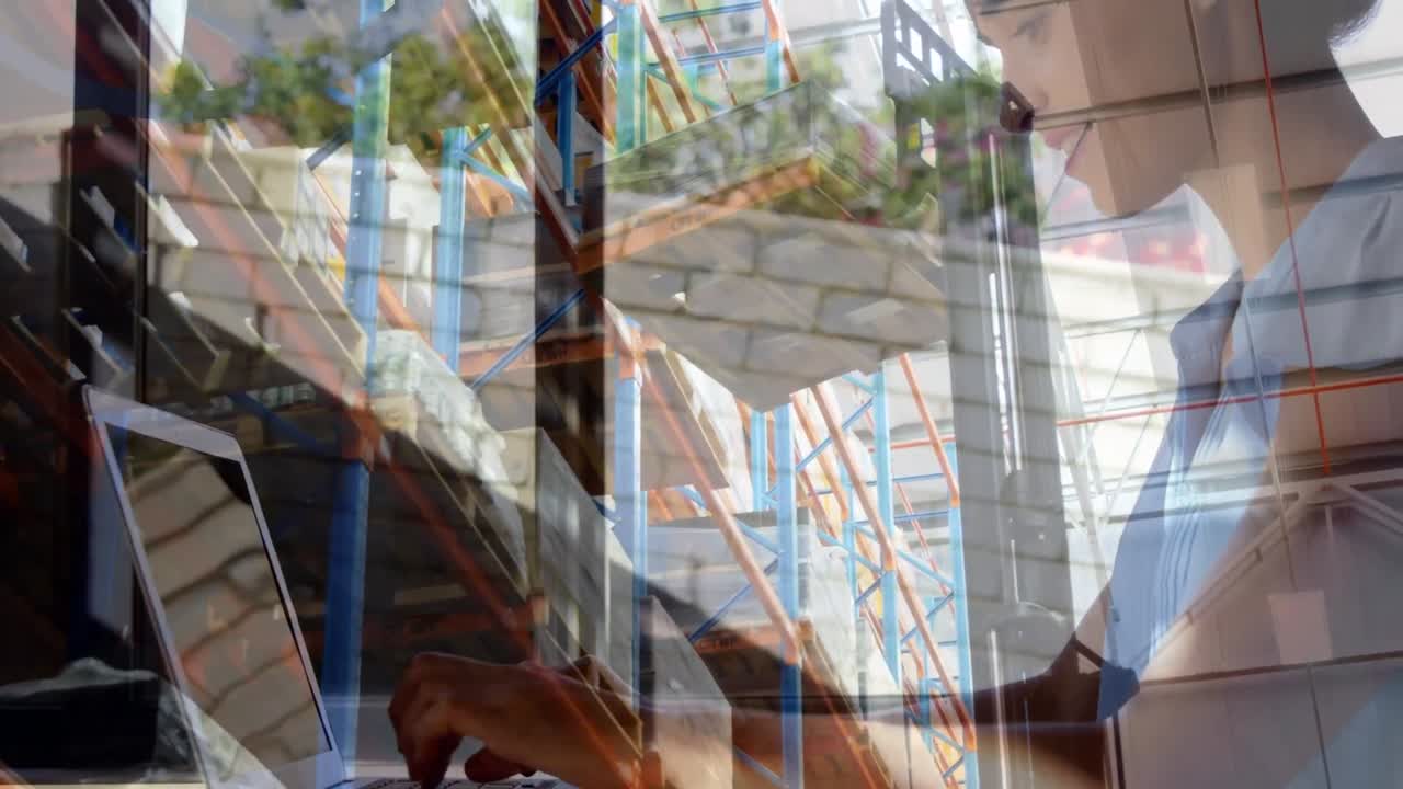 animación de una mujer usando una computadora portátil sobre un almacén