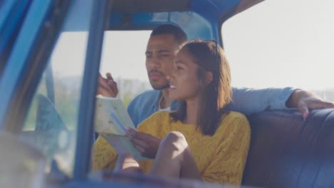 Una-Pareja-Joven-En-Un-Viaje-Por-Carretera-En-Su-Camioneta