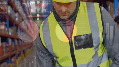 animación del procesamiento de datos sobre un trabajador masculino caucásico en un almacén