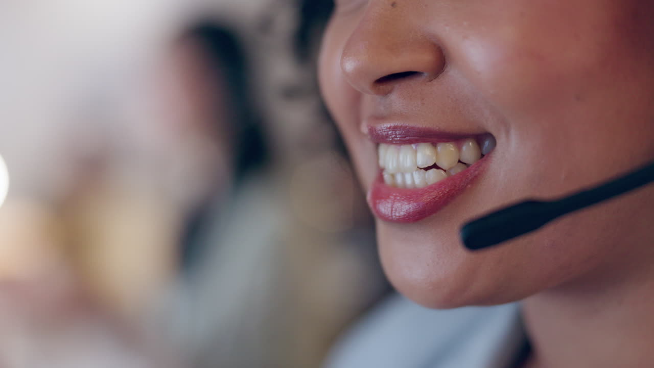 Call center, auricolare o bocca di donna che parla