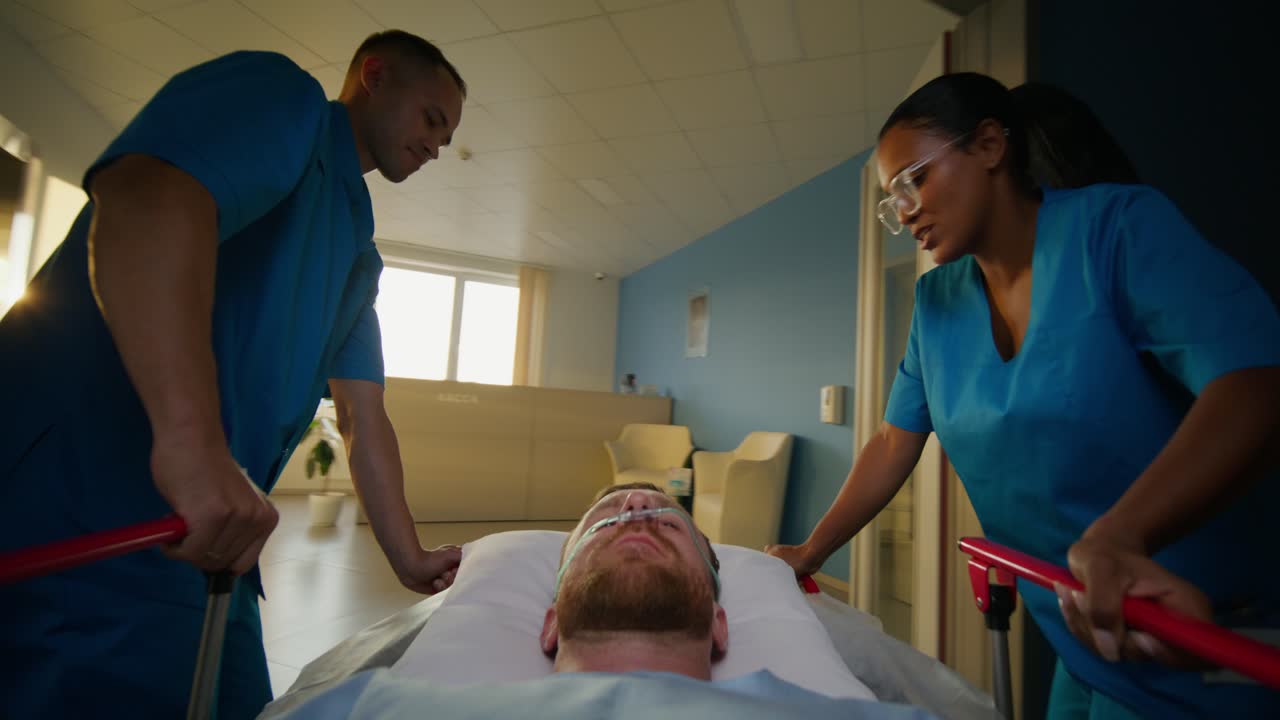 Equipe Hospitalar Transportando Paciente em Maca