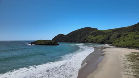 caminando por la playa en spirit bay nueva zelanda