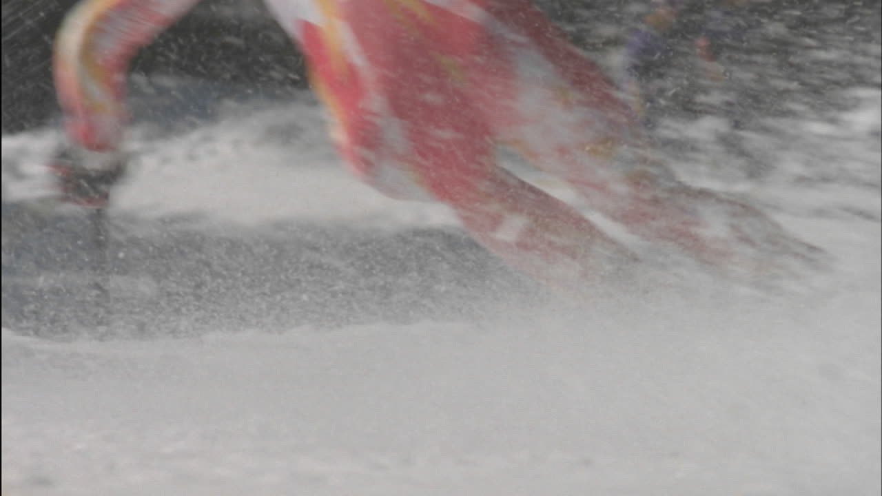 esquiador alpino corriendo un curso cuesta abajo 24