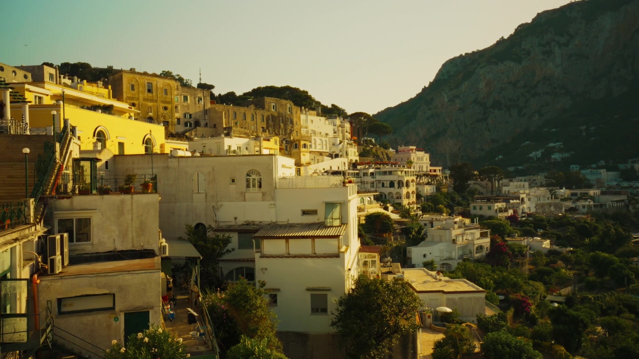 Case e hotel di lusso sull'isola di Capri in estate