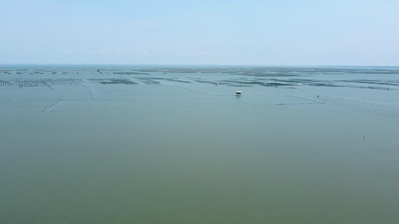 여름에 비행하는 드론 태국