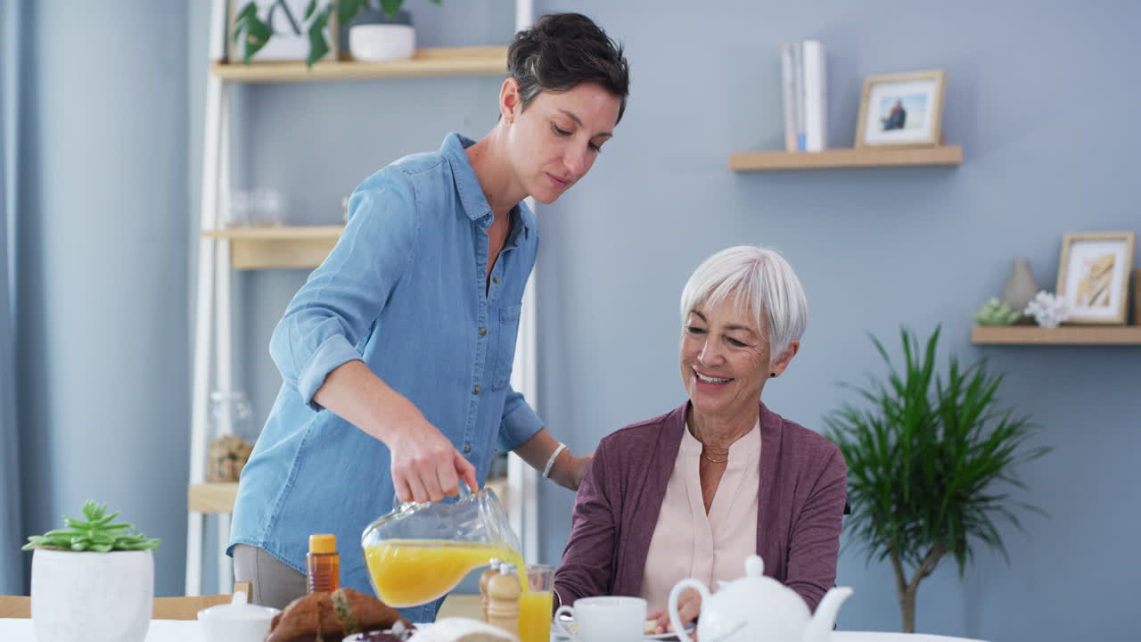 그녀에게 사랑으로 가득 찬 식사를 제공합니다.
