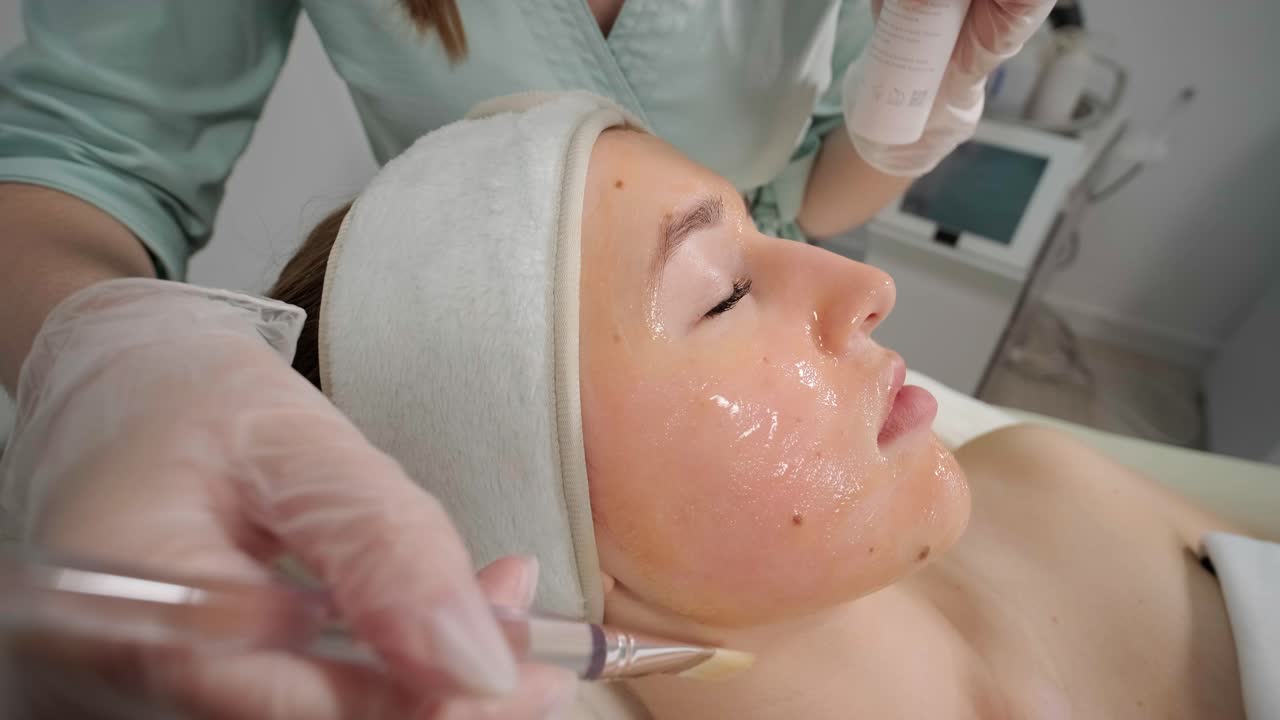 Profesjonelle ansiktsbehandlinger på en moderne kosmetologiklinikk