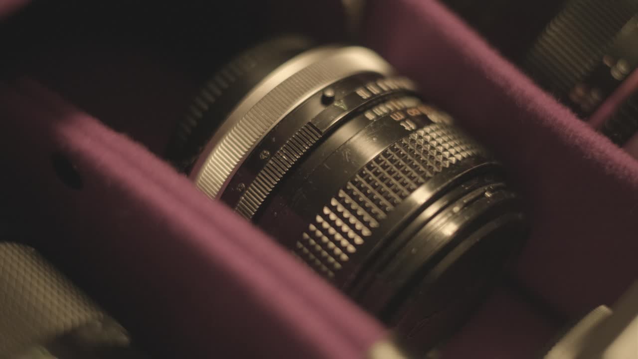 Ripresa 4k con zoom di una borsa fotografica retrò con obiettivo.