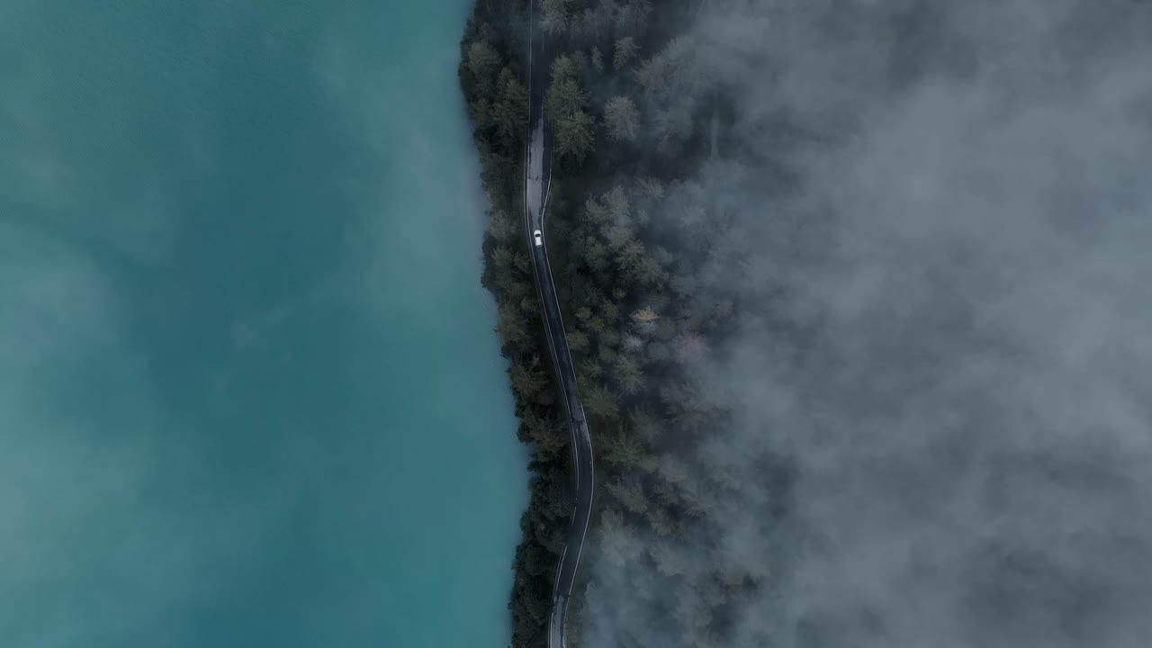 imágenes aéreas de drones de una carretera en los dolomitas, italia