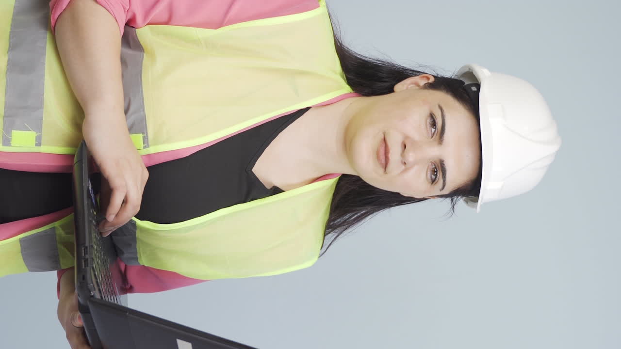 vídeo vertical del ingeniero escucha a la cámara y no aprueba.