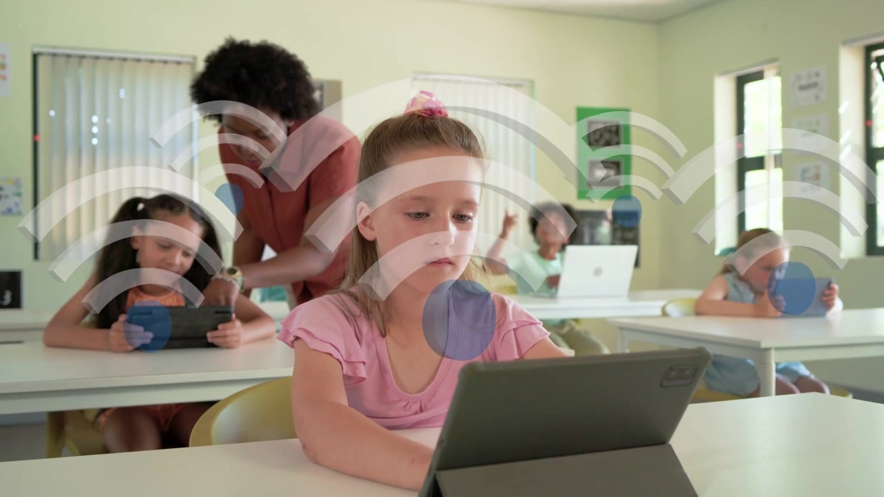 Ragazza al centro che tocca un tablet, con una sovrapposizione wireless che si espande sulle scrivanie, e un insegnante che assiste nell'apprendimento.
