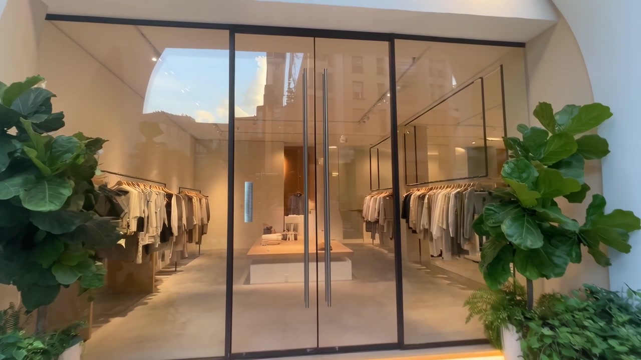 Façade de boutique de mode moderne avec portes vitrées