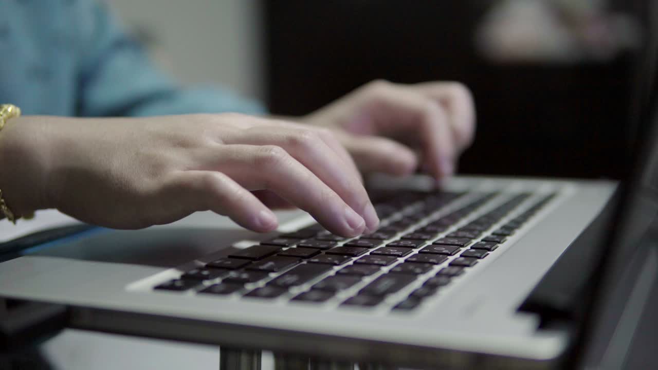 las mujeres hermosas están usando el escritorio de la habitación.