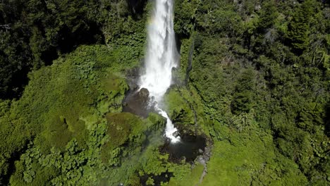 Tiro-De-Drone-De-La-Cascada-En-El-Salto-El-Leon-Rodeado-De-Vegetación-Y-Con-Un-Arco-Iris---Tiro-De-Grúa