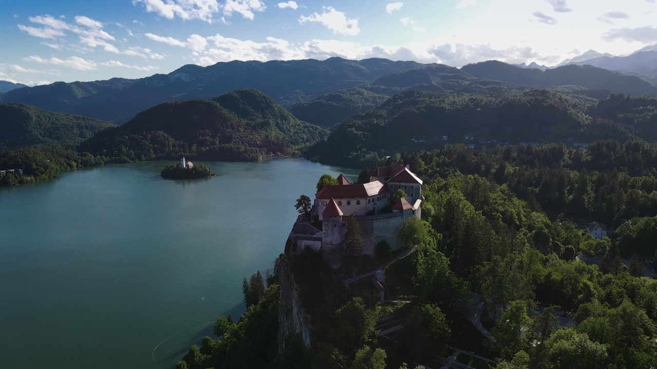 Imponente Castello di Bled su un precipizio sopra la città di Bled, Slovenia.