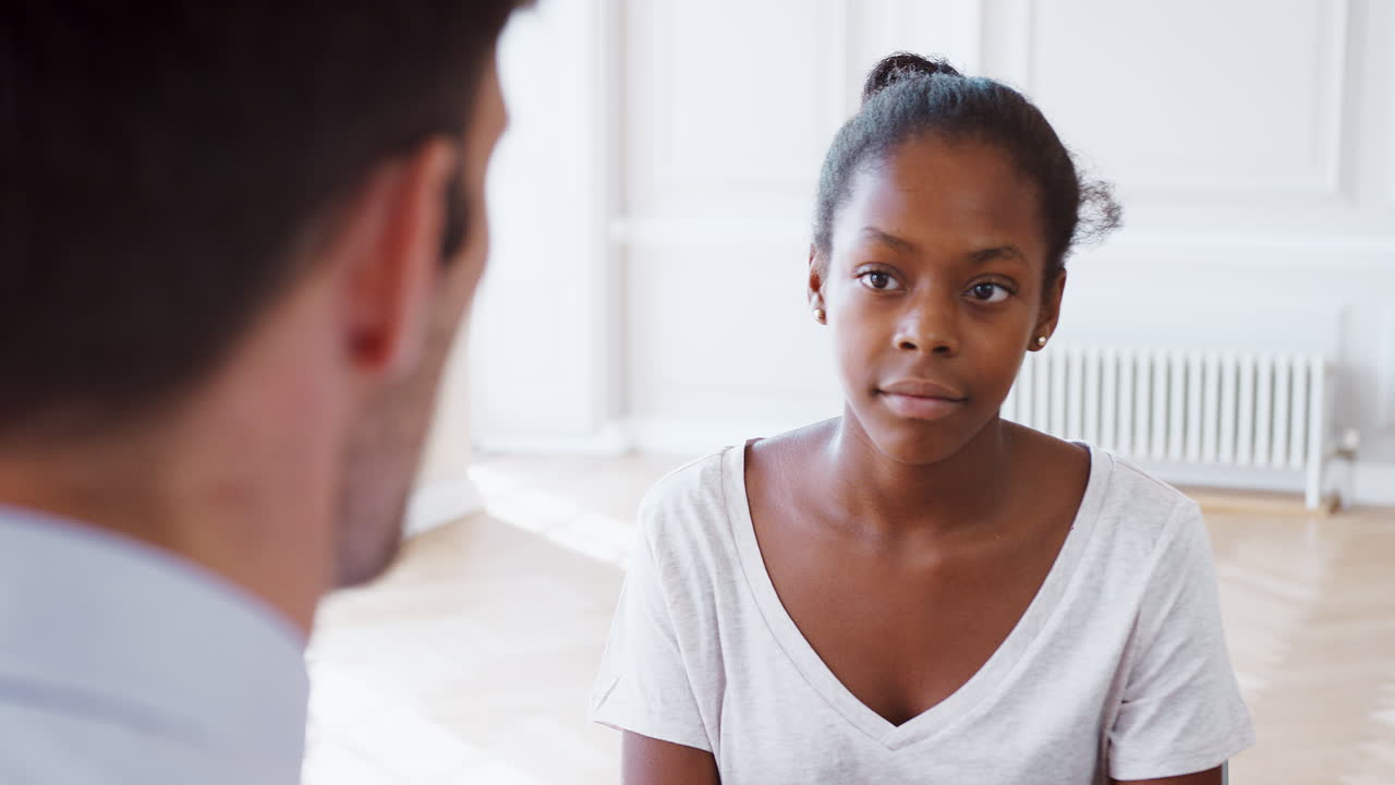 Studentessa adolescente che discute con il tutor.