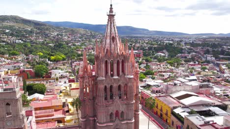 Drone-Orbitando-Sobre-La-Parroquia-De-San-Miguel-De-Allende,-México