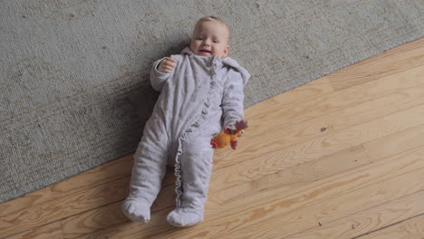 una niña acostada en la alfombra