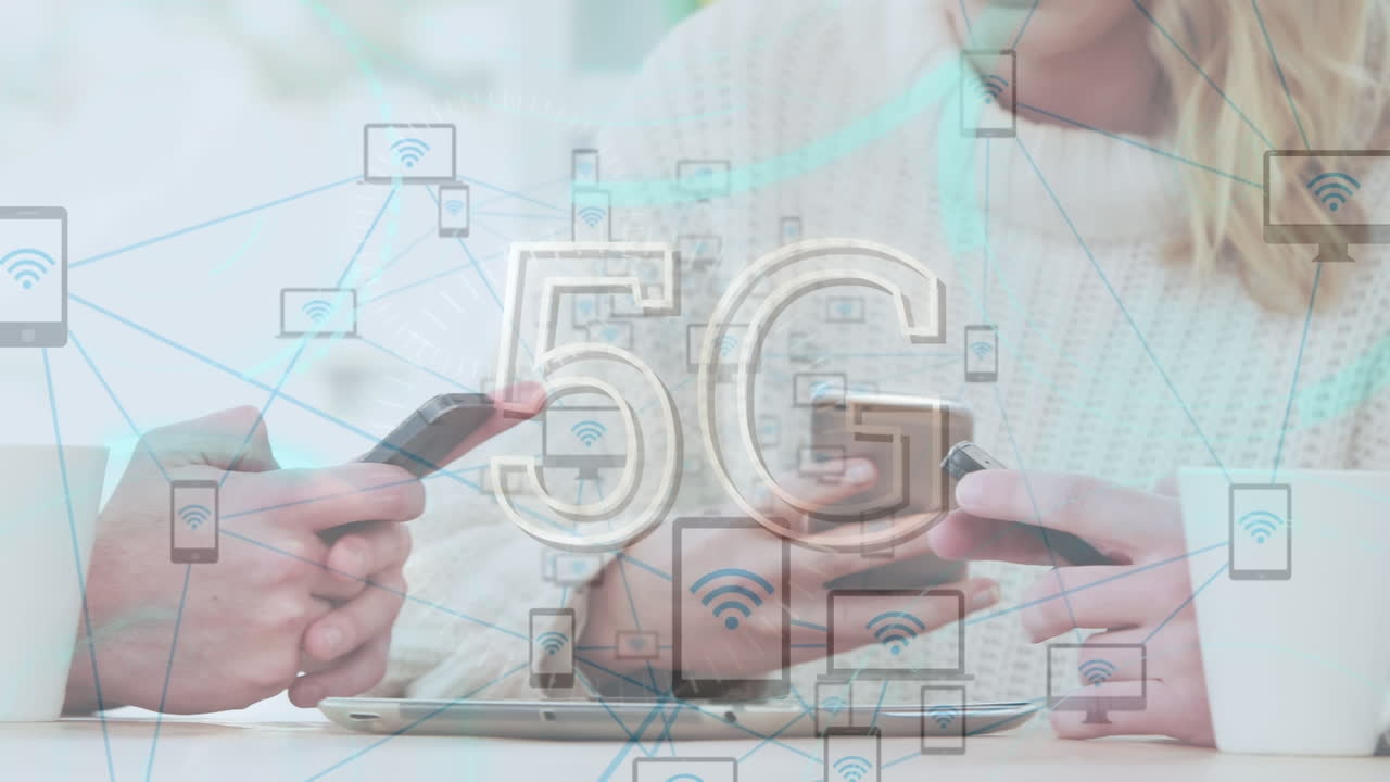 animación de texto 5g sobre empresarios caucásicos que usan teléfonos inteligentes