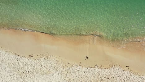 Abstrakter-Sandstrand,-Smaragdgrüner-Meerwasserhintergrund