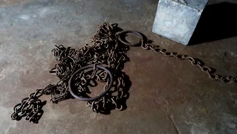 cadenas en el suelo en una cámara de esclavos africanos del antiguo mercado de esclavos en zanzíbar