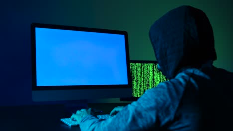 homem sentado na frente de um computador com uma mensagem de covid na tela.