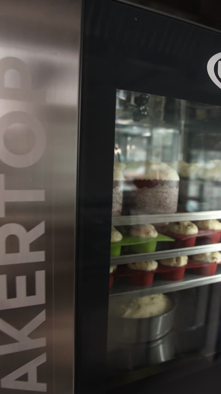 pan de pascua (kulich) horneado en el horno