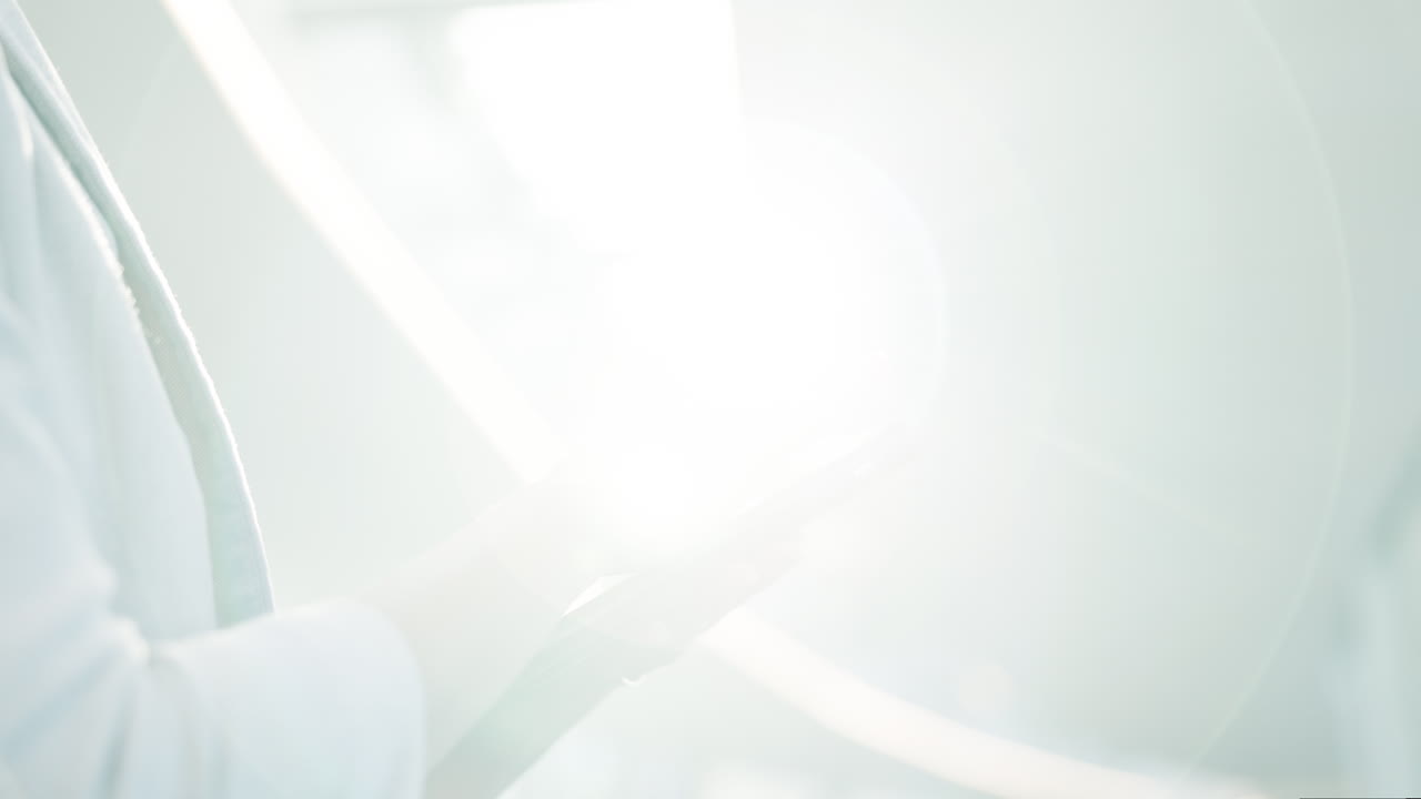 사무실, 여성의 손과 렌즈 플레어가 있는 태블릿