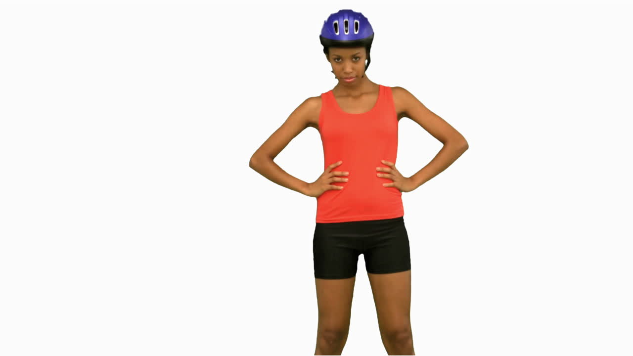 mujer ciclista de pie en la pantalla blanca en cámara lenta