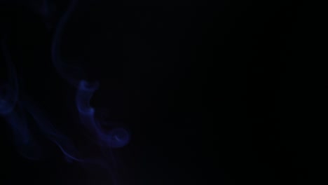 colores humo en fondo oscuro