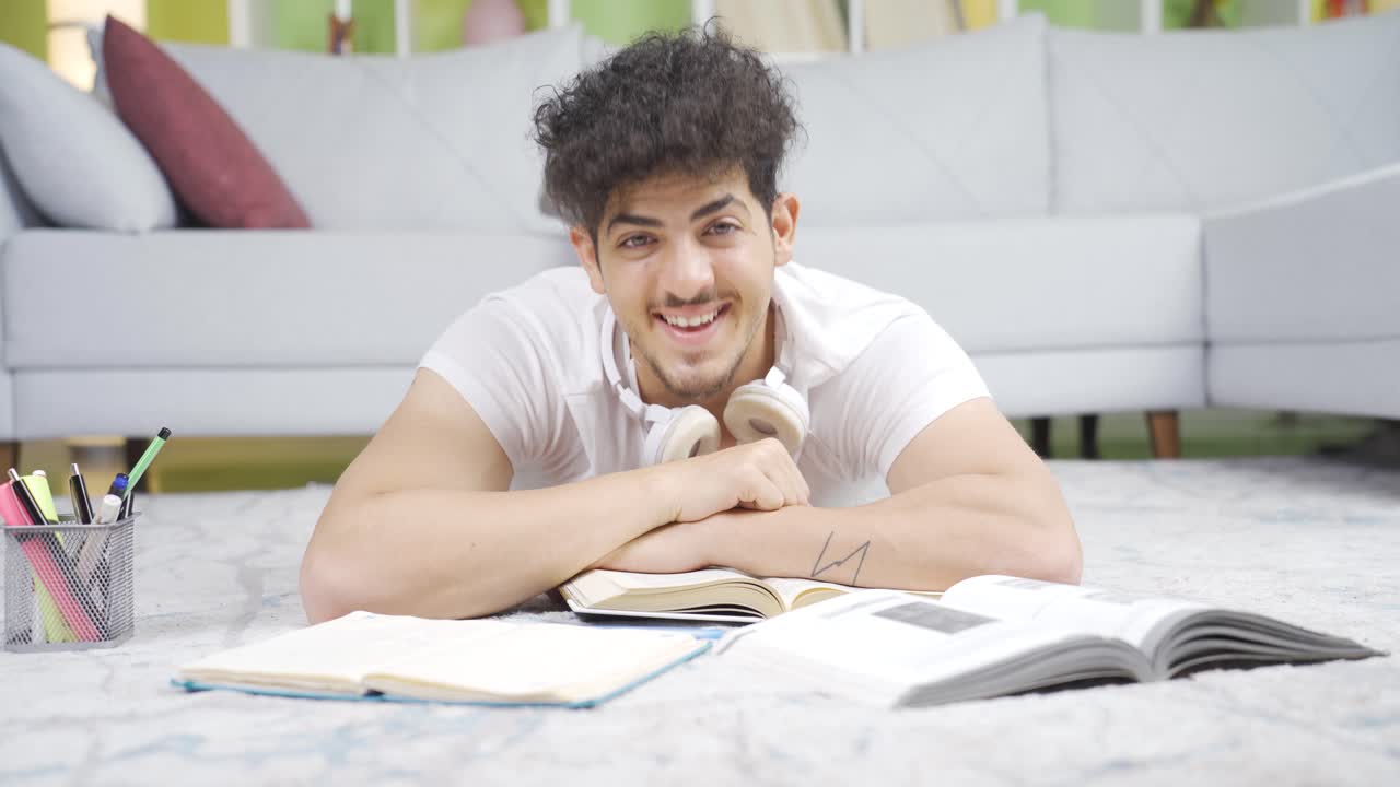 feliz estudiante masculino escuchando noticias y anuncios.
