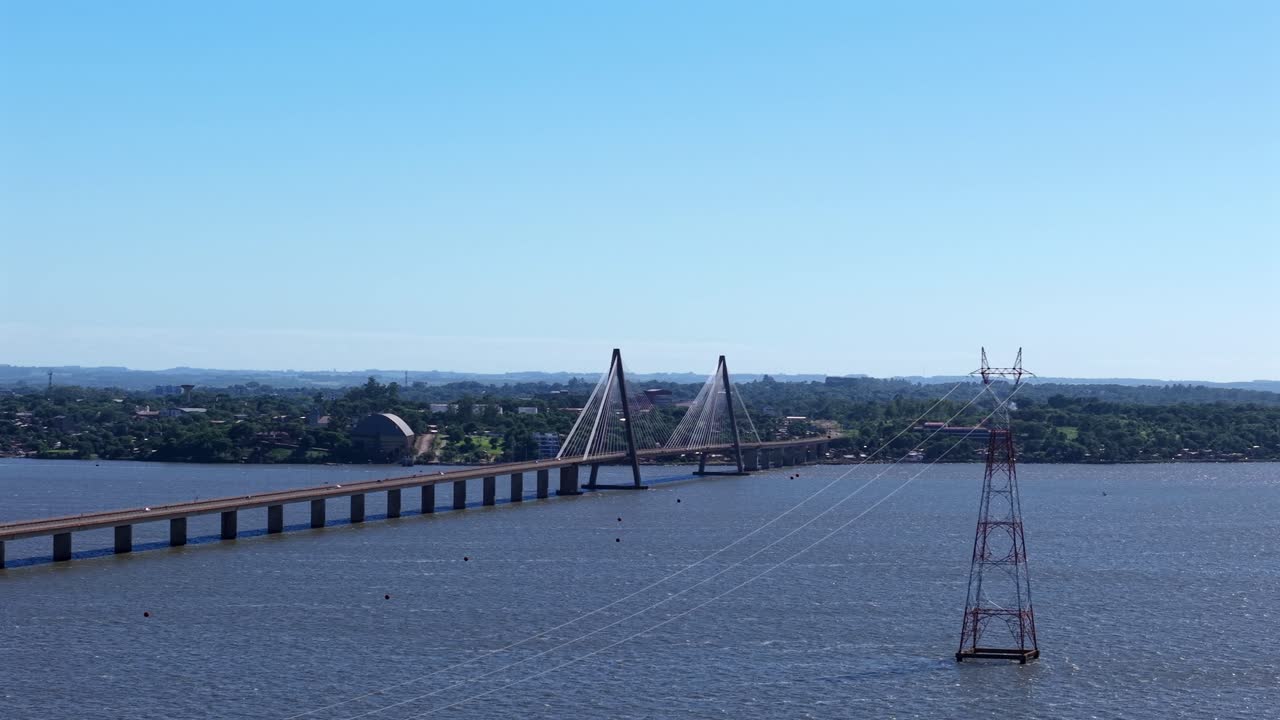Vista aerea prospettica del ponte strallato San Roque González de Santa Cruz o Ponte Internazionale che attraversa il largo fiume Paraná, Posadas, Misiones, Argentina