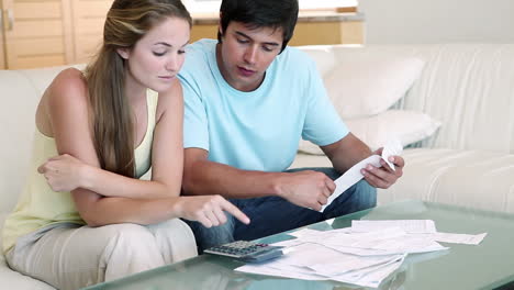 Pareja-Joven-Haciendo-Sus-Cuentas