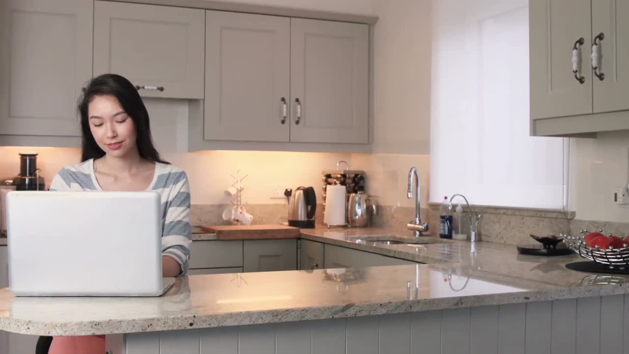 mujer asiática usando su computadora portátil