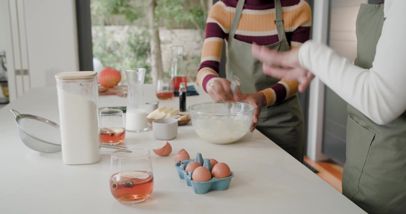 Diverse amiche brindano, poi preparano farina e uova per l'impasto da infornare in cucina