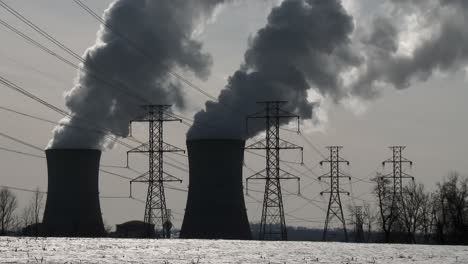 el humo se eleva desde la planta de energía nuclear en three mile island pensilvania