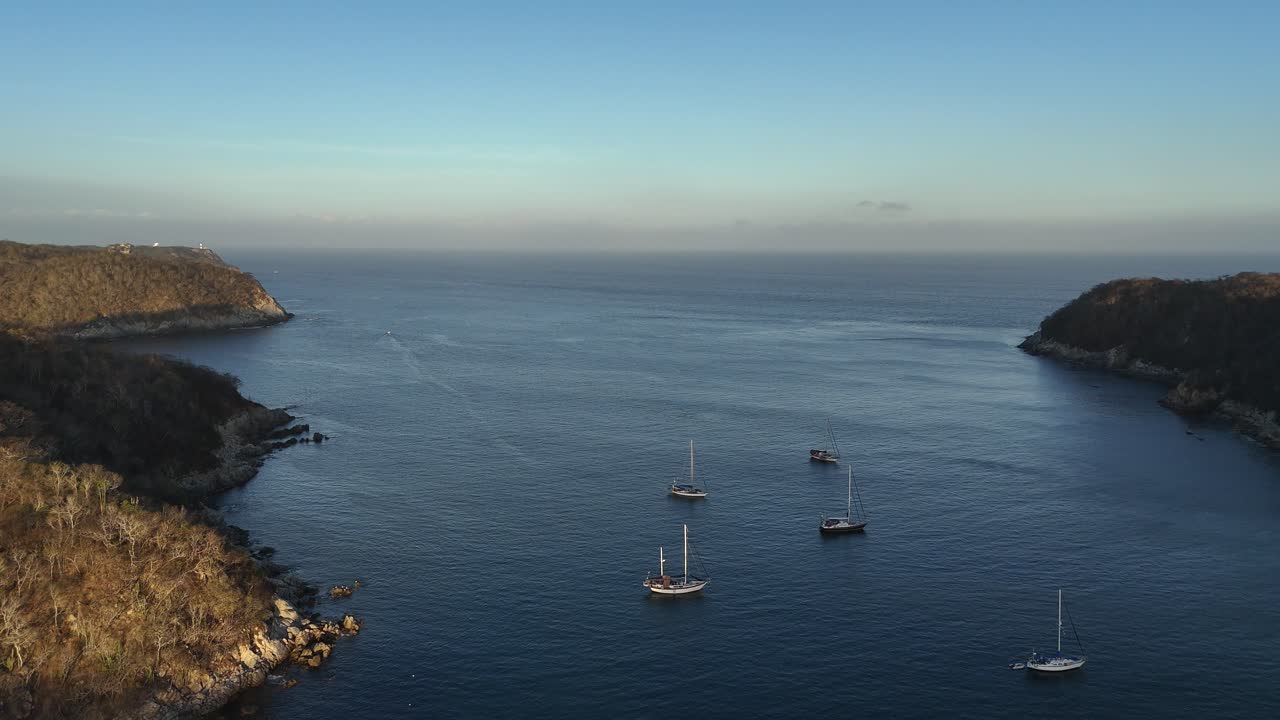 Vista aerea con drone di una delle baie a Huatulco, Oaxaca